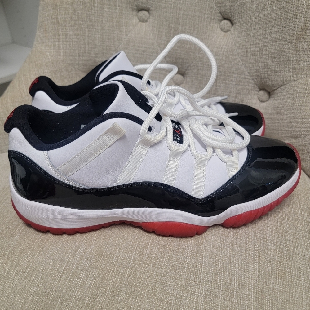 Mens jordan white/black/red sneakers, size 11. Hardly worn, great condition